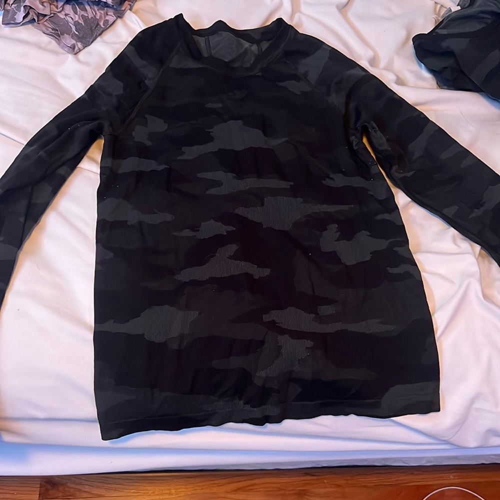 Black/Camo Athleta long sleeve top!